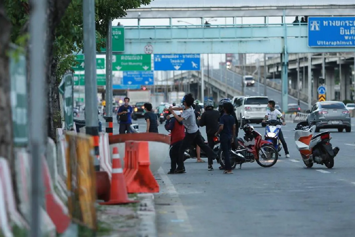 กลุ่มวัยรุ่นเริ่มรวมตัวแยกดินแดง การจราจรปกติ ยังไม่มีเหตุวุ่นวาย