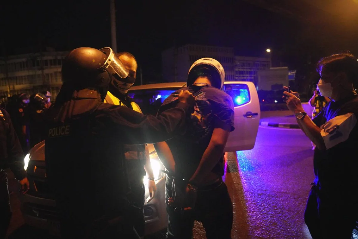 คฝ.ใช้ชุดเคลื่อนที่เร็วเข้าคุมแยกดินแดง จับผู้ชุมนุมบางส่วน