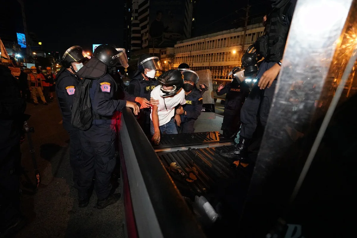 คฝ.ใช้ชุดเคลื่อนที่เร็วเข้าคุมแยกดินแดง จับผู้ชุมนุมบางส่วน