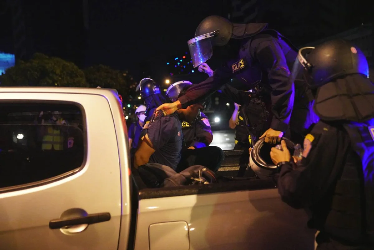 คฝ.ใช้ชุดเคลื่อนที่เร็วเข้าคุมแยกดินแดง จับผู้ชุมนุมบางส่วน