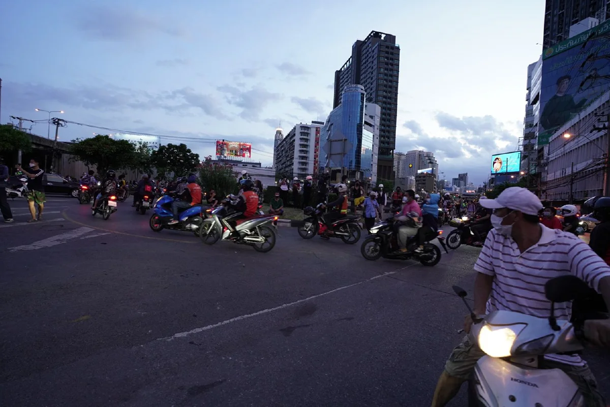 มวลชนดินแดงยังนิ่ง จอดรถรวมตัว ขี่รถวนไป-มาไม่มีจุดหมาย