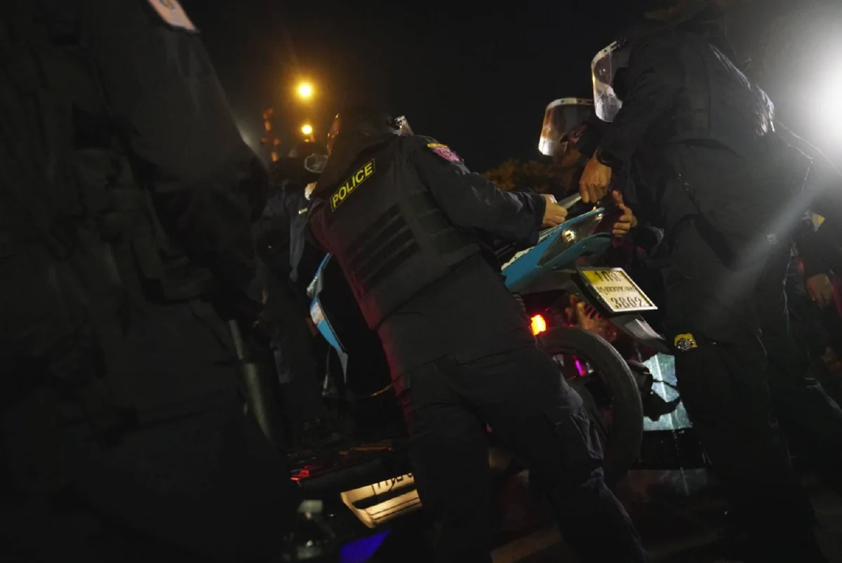 คฝ.ใช้ชุดเคลื่อนที่เร็วเข้าคุมแยกดินแดง จับผู้ชุมนุมบางส่วน