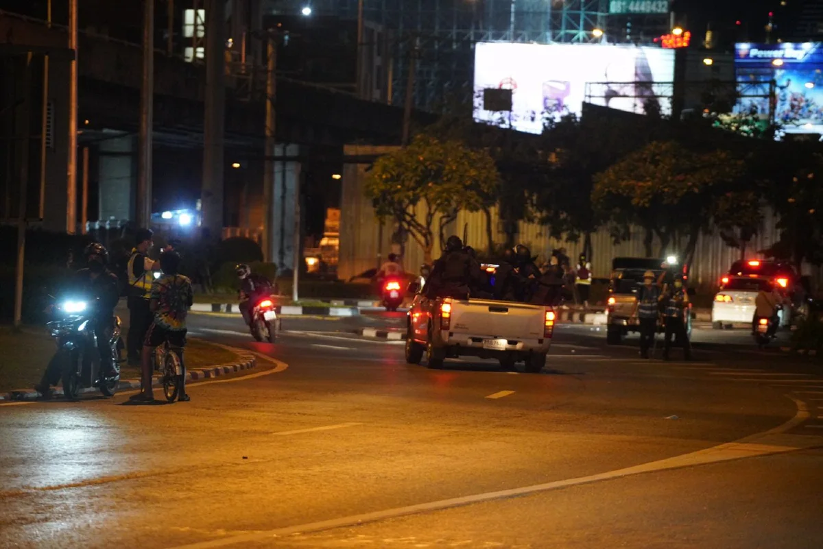 คฝ.ใช้ชุดเคลื่อนที่เร็วเข้าคุมแยกดินแดง จับผู้ชุมนุมบางส่วน