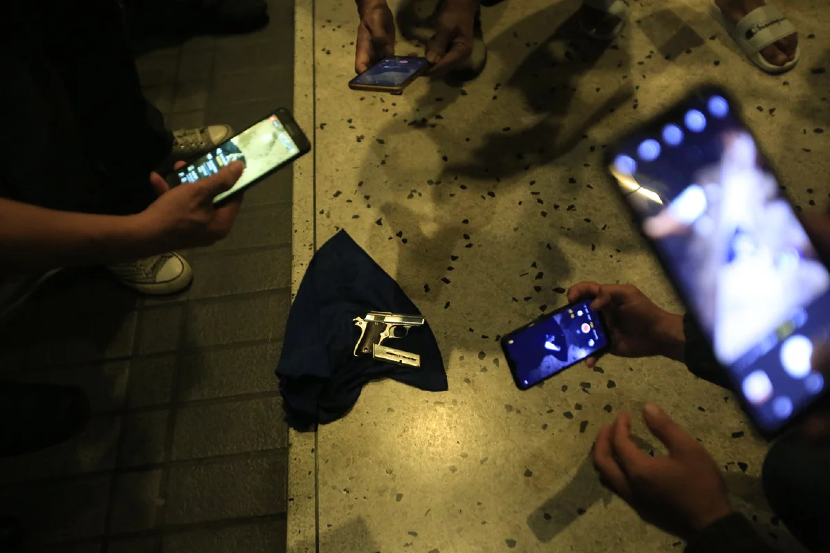 ผู้ชุมนุมเผยเจอชายชักปืนขู่ก่อนทำตกระหว่างหนี