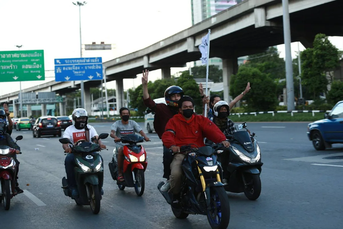 กลุ่มวัยรุ่นเริ่มรวมตัวแยกดินแดง การจราจรปกติ ยังไม่มีเหตุวุ่นวาย