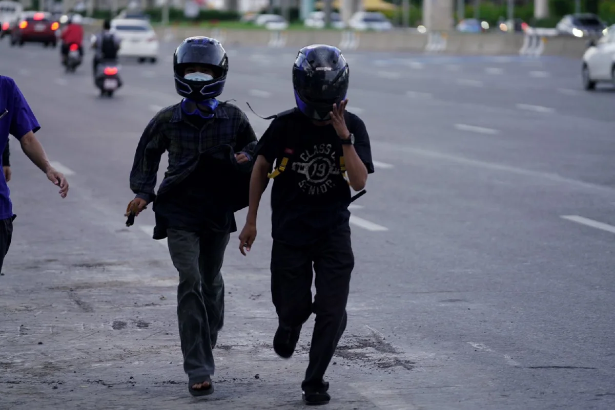 กลุ่มวัยรุ่นเริ่มรวมตัวแยกดินแดง การจราจรปกติ ยังไม่มีเหตุวุ่นวาย