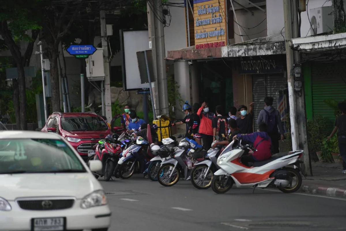 แยกดินแดงมวลชนเริ่มรวมกลุ่ม แต่ยังจำนวนน้อย