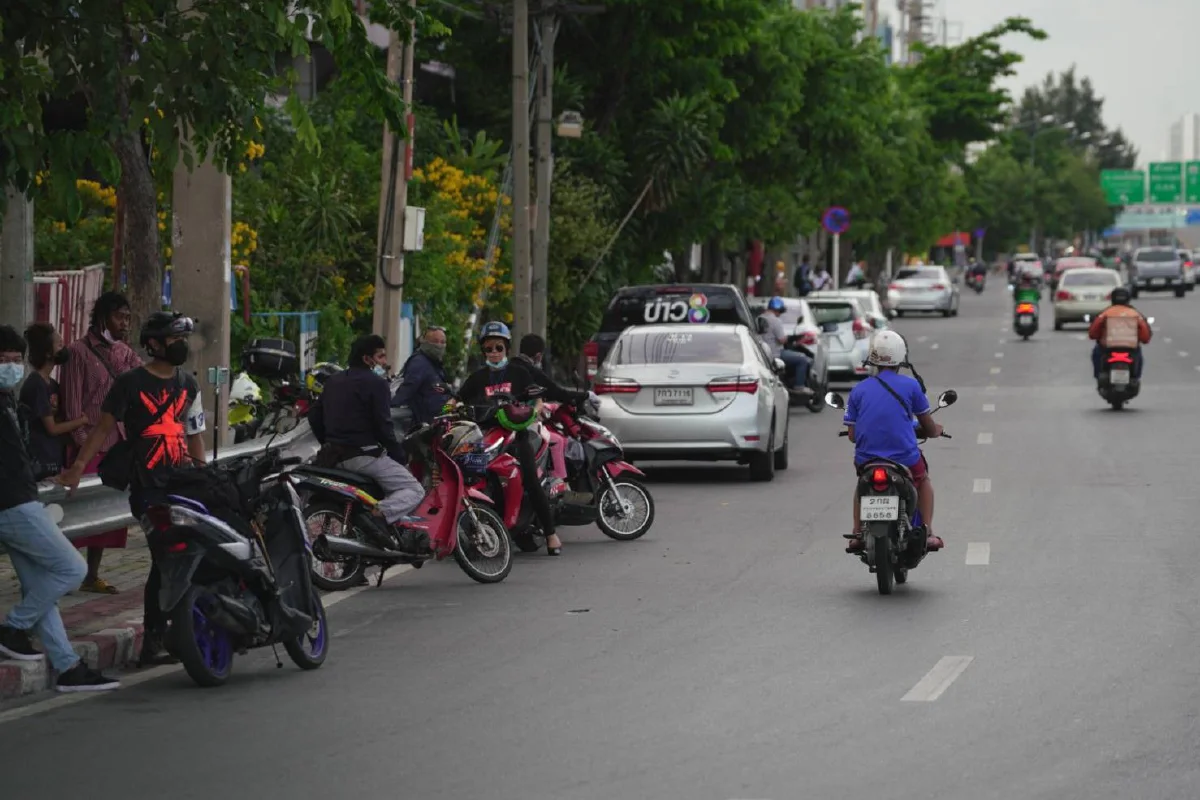 แยกดินแดงมวลชนเริ่มรวมกลุ่ม แต่ยังจำนวนน้อย