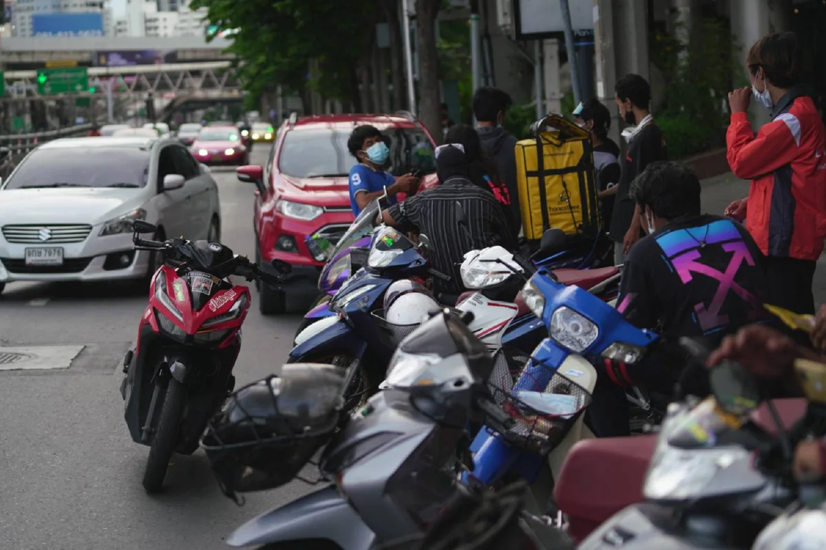 แยกดินแดงมวลชนเริ่มรวมกลุ่ม แต่ยังจำนวนน้อย