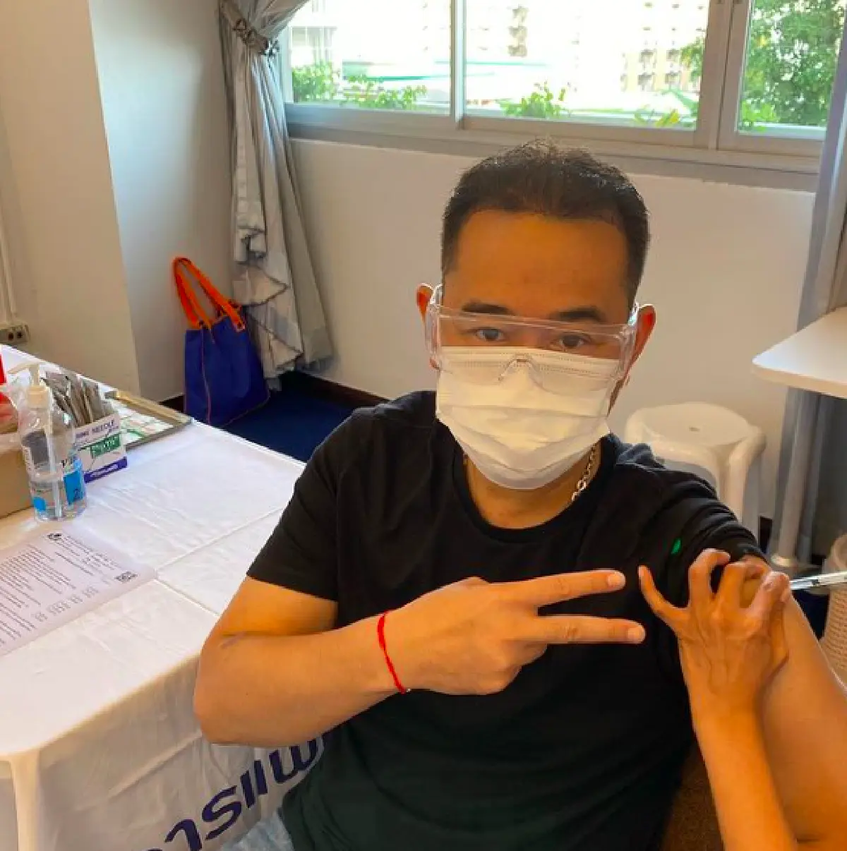 ที่สุดแล้วจริงๆ “เป๊ก สัณณ์ชัย" ฉีดวัคซีนเข็มที่ 5 บอกจะเอาทุกยี่ห้อ! 