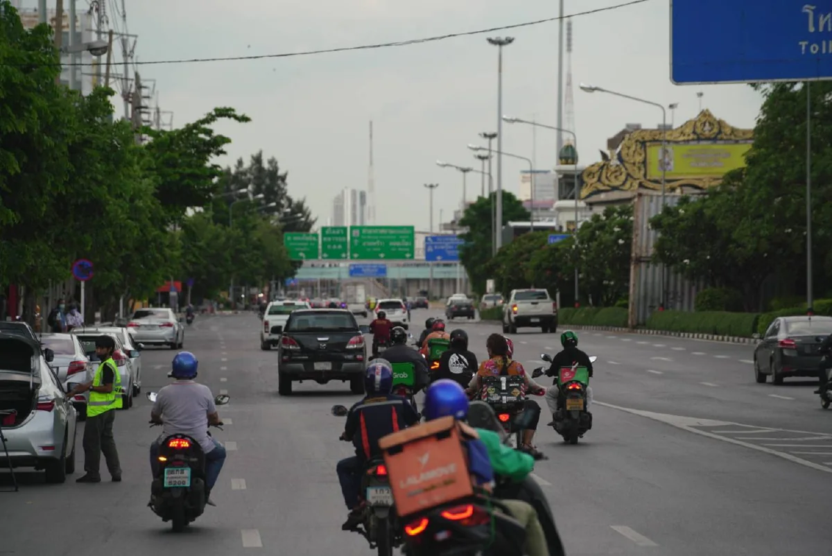 แยกดินแดงมวลชนเริ่มรวมกลุ่ม แต่ยังจำนวนน้อย