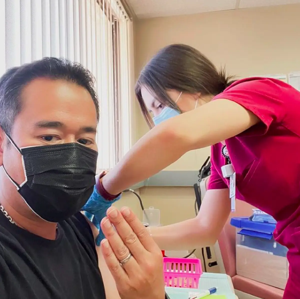 ที่สุดแล้วจริงๆ “เป๊ก สัณณ์ชัย" ฉีดวัคซีนเข็มที่ 5 บอกจะเอาทุกยี่ห้อ! 