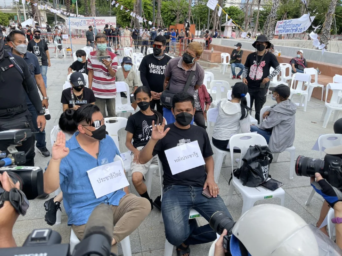 ทะลุฟ้าจัดอภิปรายนอกสภา ยื่นหนังสือจี้รัฐสภาต้องรับใช้ประชาชน