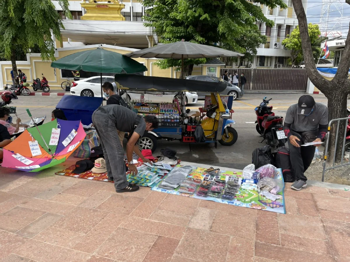 ทะลุฟ้าทยอยชุมนุมหน้ารัฐสภา เตรียมยื่นหนังสือประธาน