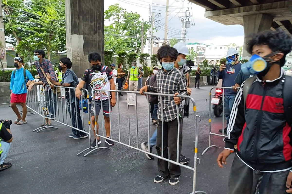 วัยรุ่นทะลุแก๊สรวมตัวแยกดินแดง บรรยากาศยังสงบ