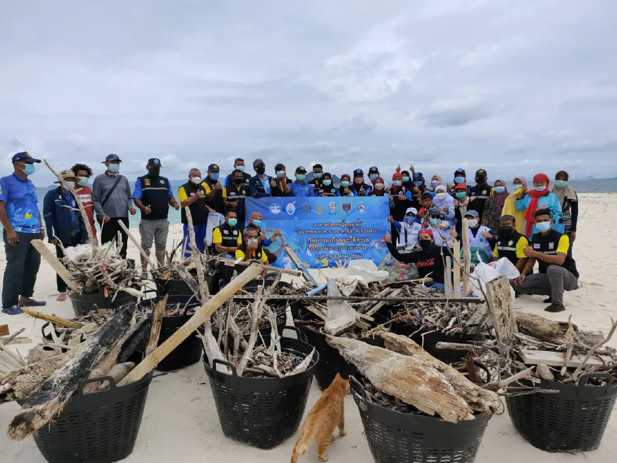 หลายหน่วยงานพร้อมใจเก็บขยะทะเลเตรียมรับนักท่องเที่ยว