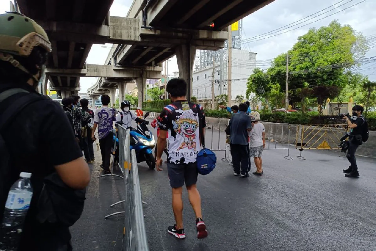 วัยรุ่นทะลุแก๊สรวมตัวแยกดินแดง บรรยากาศยังสงบ