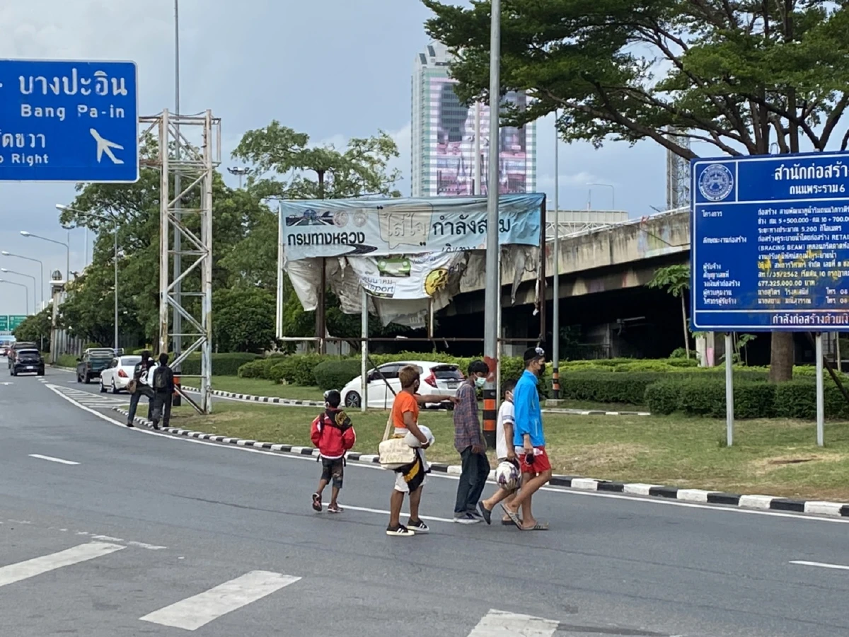 วัยรุ่นทะลุแก๊สรวมตัวแยกดินแดง บรรยากาศยังสงบ