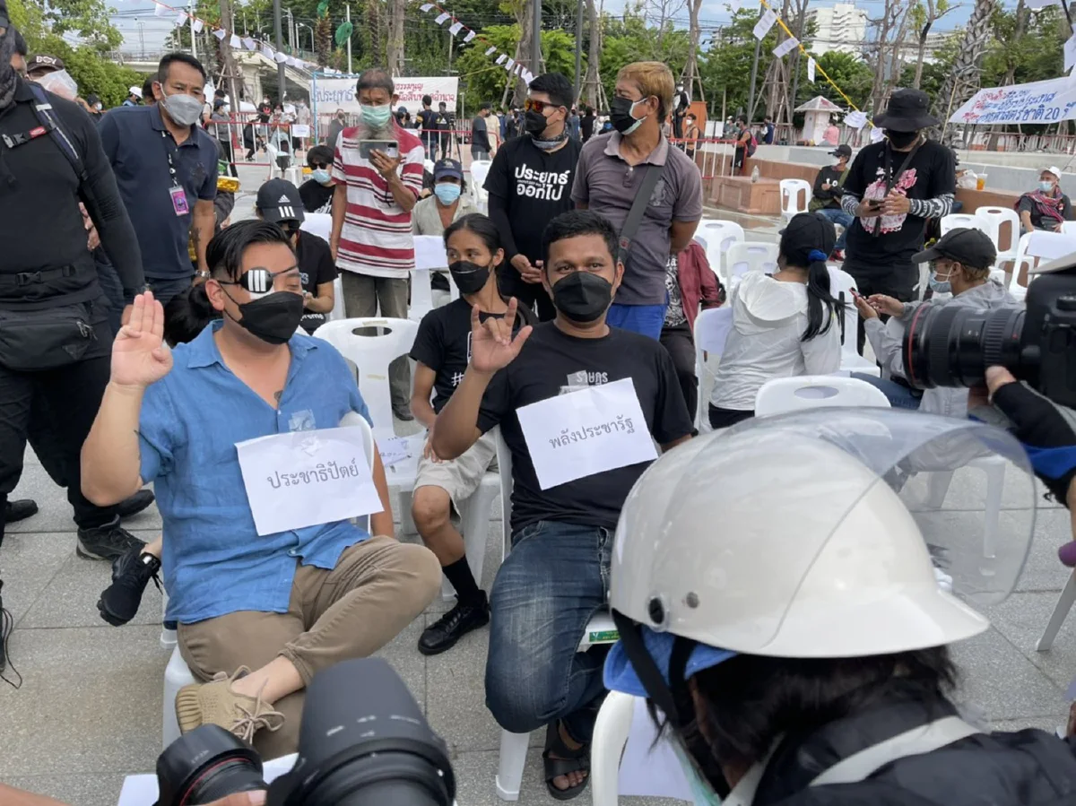 ทะลุฟ้าจัดอภิปรายนอกสภา ยื่นหนังสือจี้รัฐสภาต้องรับใช้ประชาชน