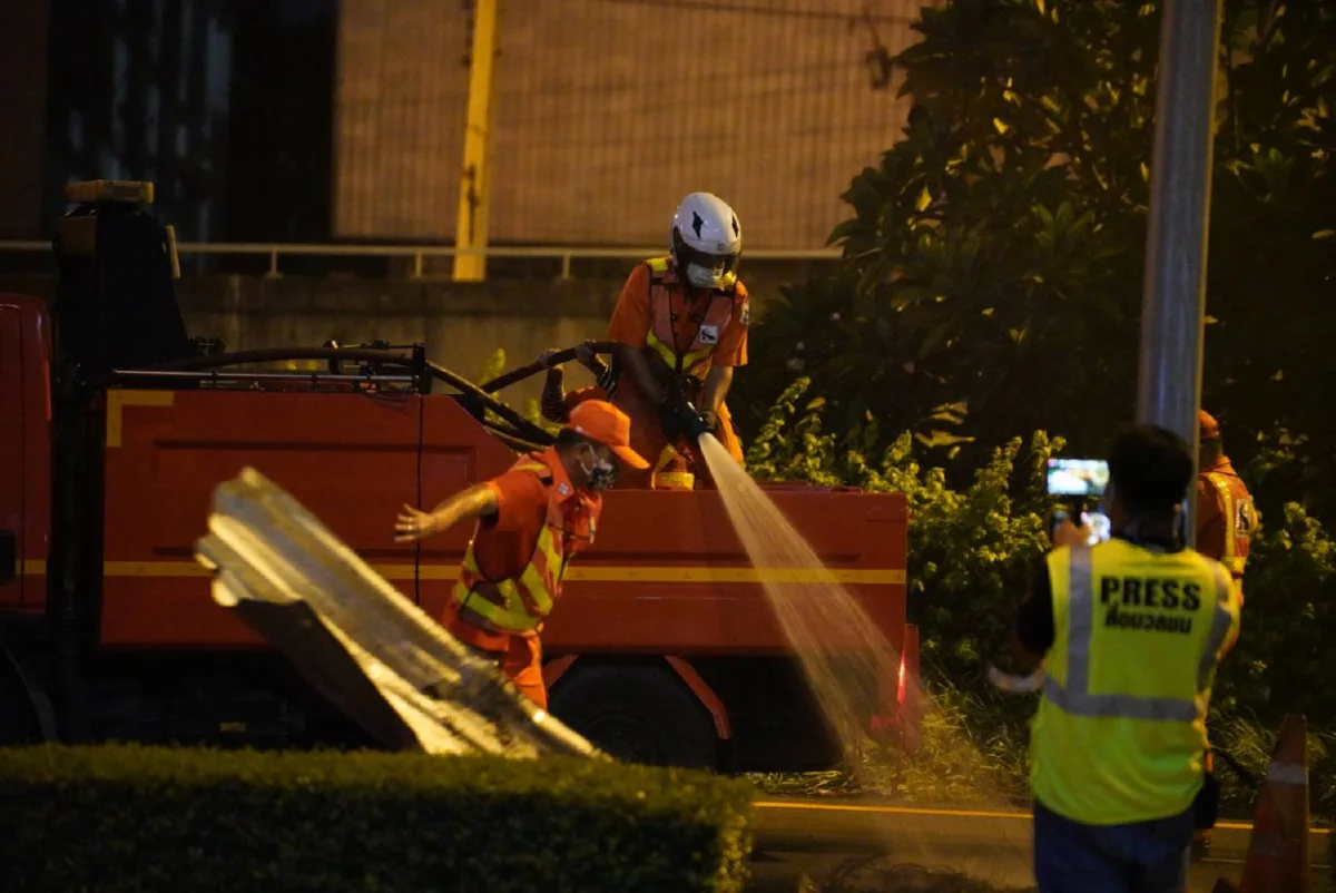 ตร.เผยม็อบดินแดงโยนระเบิดใส่ตู้เก็บเงินทางด่วน