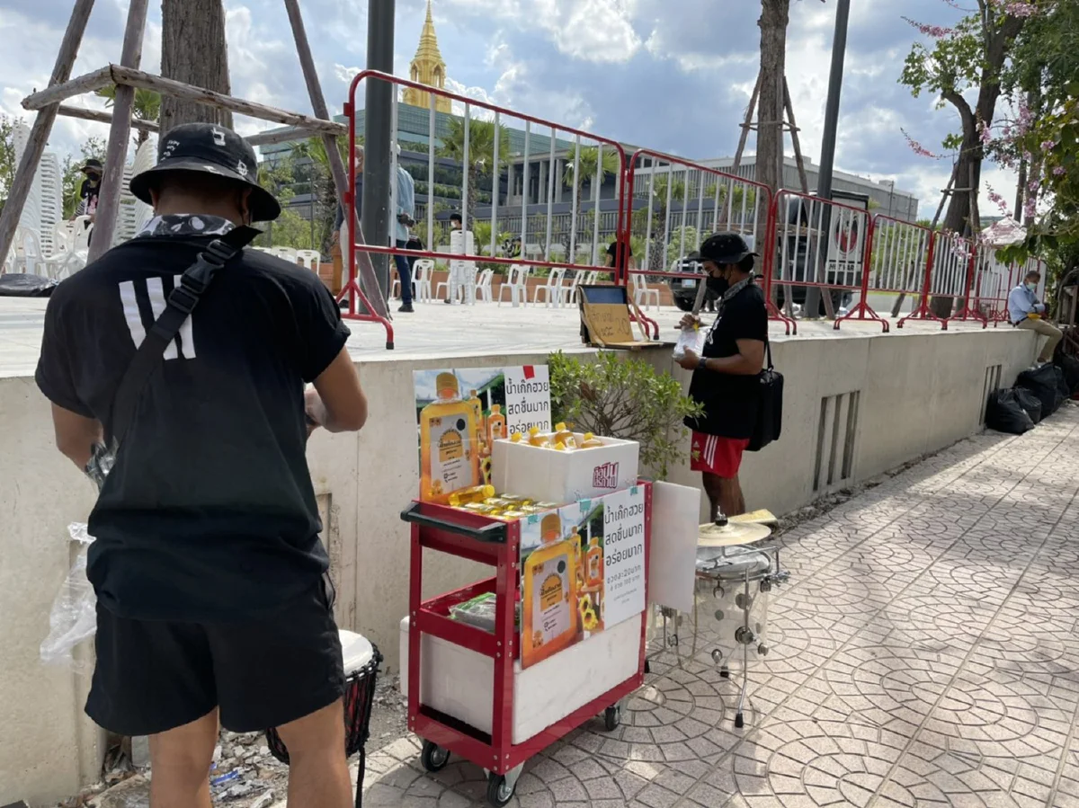 ทะลุฟ้าทยอยชุมนุมหน้ารัฐสภา เตรียมยื่นหนังสือประธาน