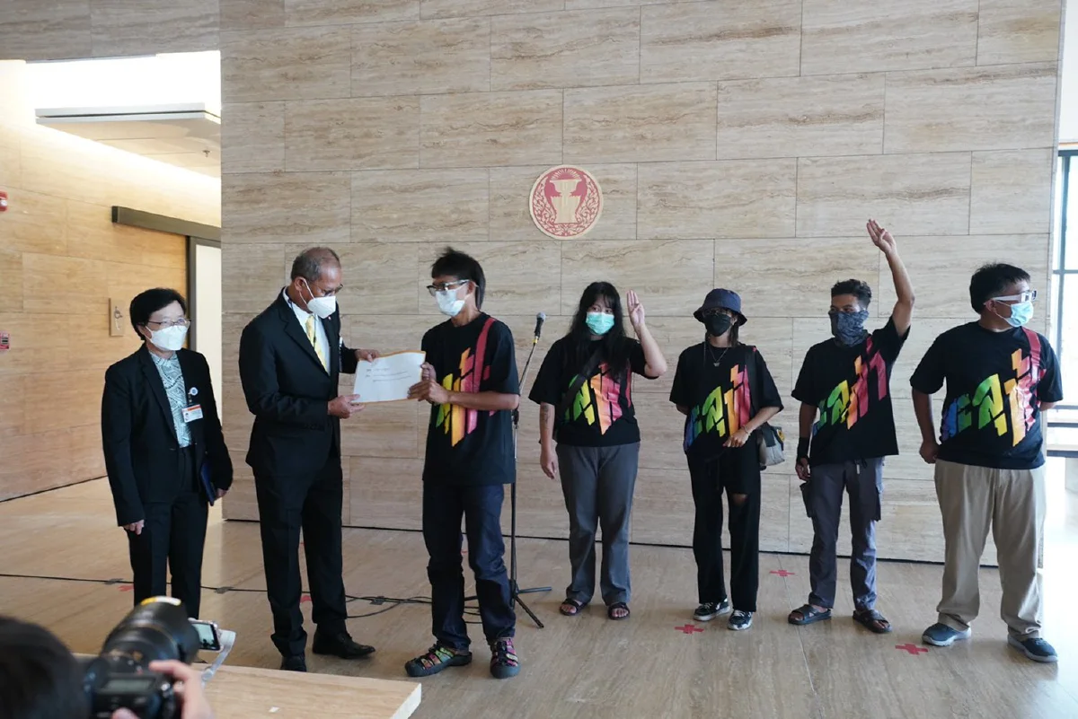 ทะลุฟ้าจัดอภิปรายนอกสภา ยื่นหนังสือจี้รัฐสภาต้องรับใช้ประชาชน