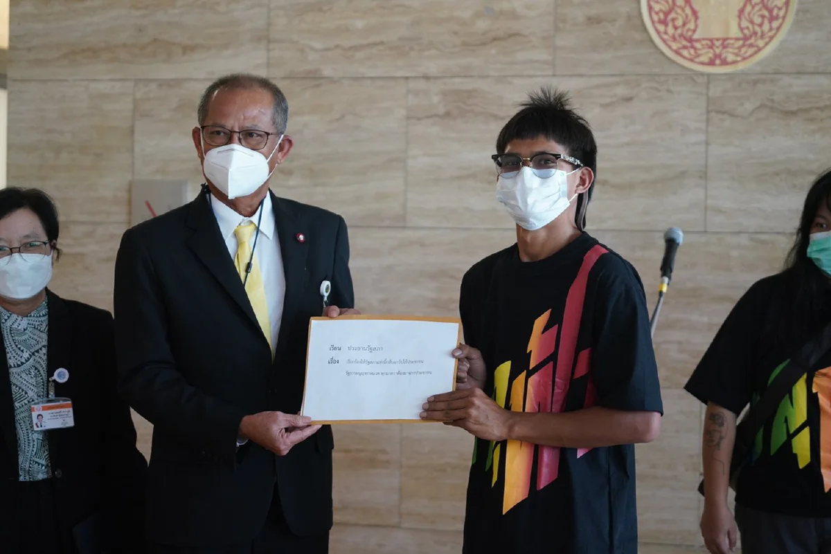 ทะลุฟ้าจัดอภิปรายนอกสภา ยื่นหนังสือจี้รัฐสภาต้องรับใช้ประชาชน