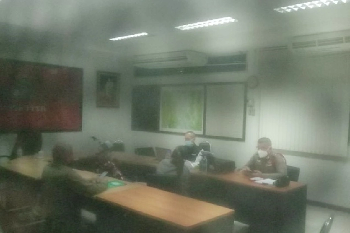 เปิดภาพแม่-แฟนสาว-ตำรวจ ถูกแยกสอบคดีคลิปฆ่าโหดคลุมหัวผู้ต้องหา