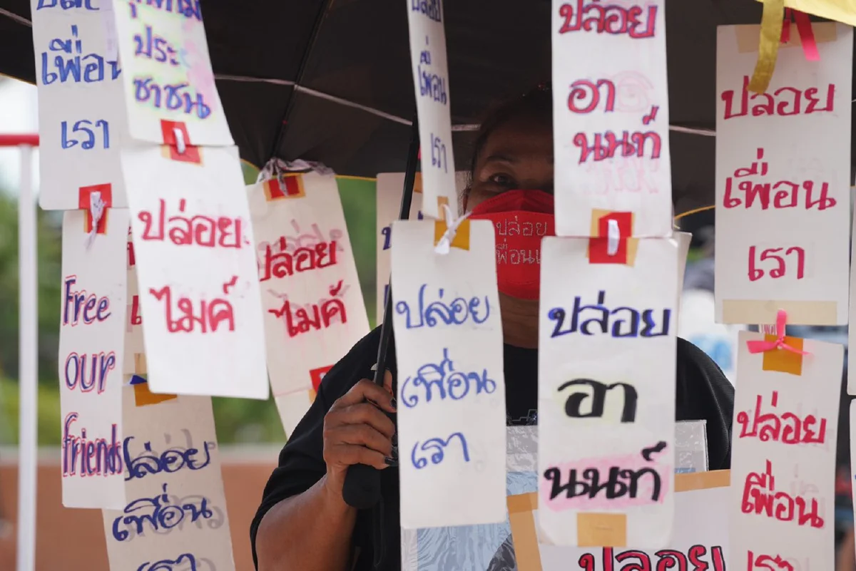 ทะลุฟ้าจัดอภิปรายนอกสภา ยื่นหนังสือจี้รัฐสภาต้องรับใช้ประชาชน