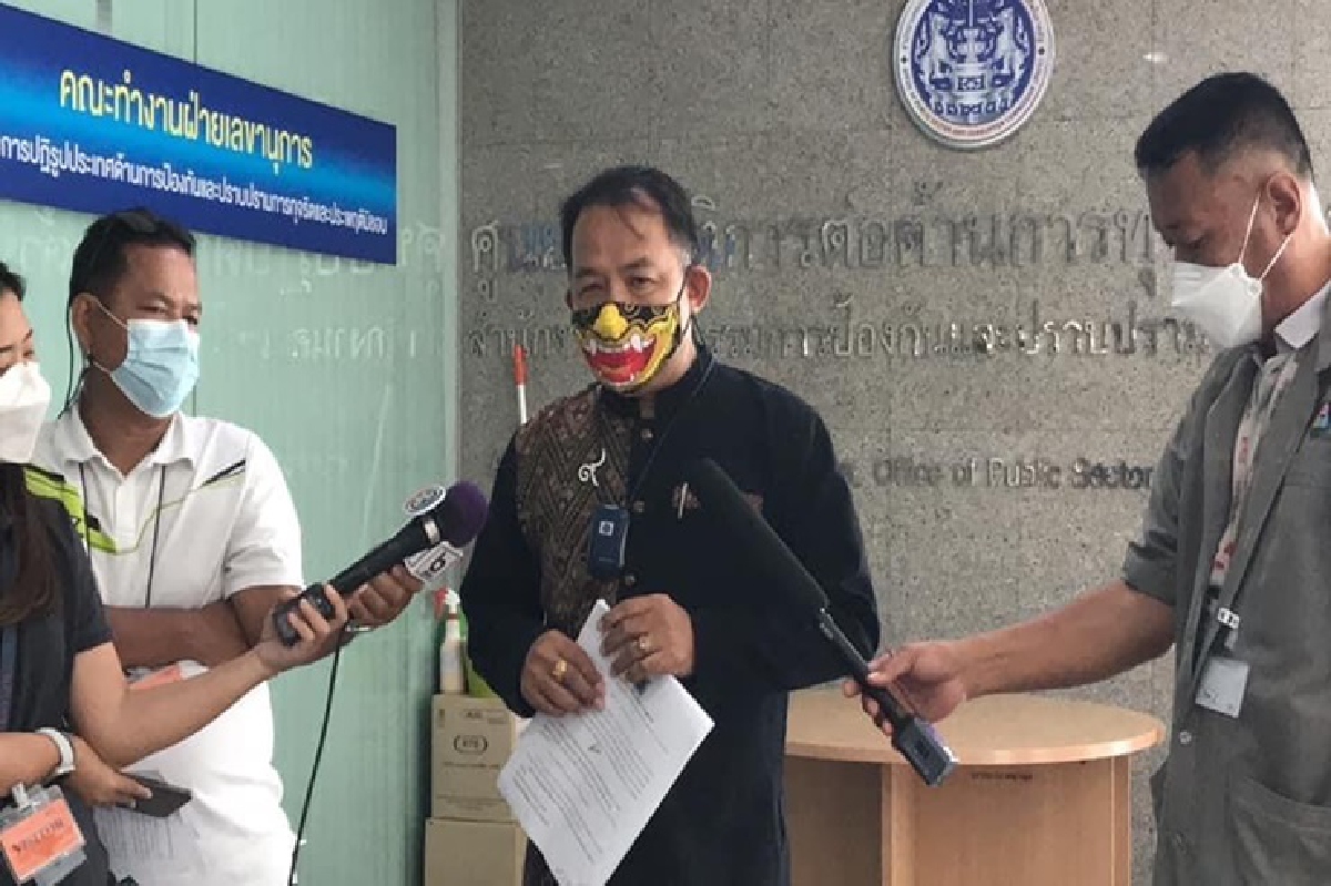 ศรีสุวรรณ ยื่น ป.ป.ท. สอบ "ผู้กำกับโจ้" รวยผิดปกติ ศรีสุวรรณ ยื่น ป.ป.ท. สอบ "ผู้กำกับโจ้" รวยผิดปกติ