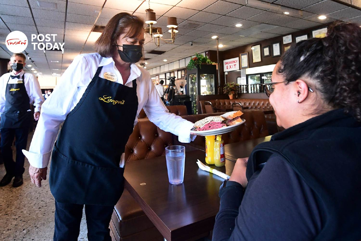 น้ำใจในยุคโควิด! ชายนิรนามควักทิปให้พนักงานร้านอาหาร 10,000 เหรียญ น้ำใจในยุคโควิด! ชายนิรนามควักทิปให้พนักงานร้านอาหาร 10,000 เหรียญ