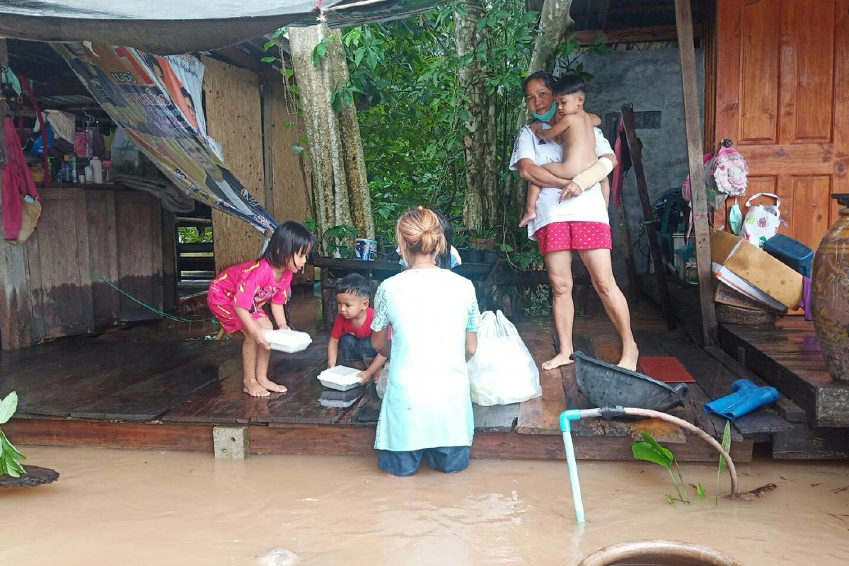 ฝนตกหนักน้ำป่าเขาใหญ่-ทับลานหลากท่วมหมู่บ้านอ.นาดีอ่วมหลายหลัง