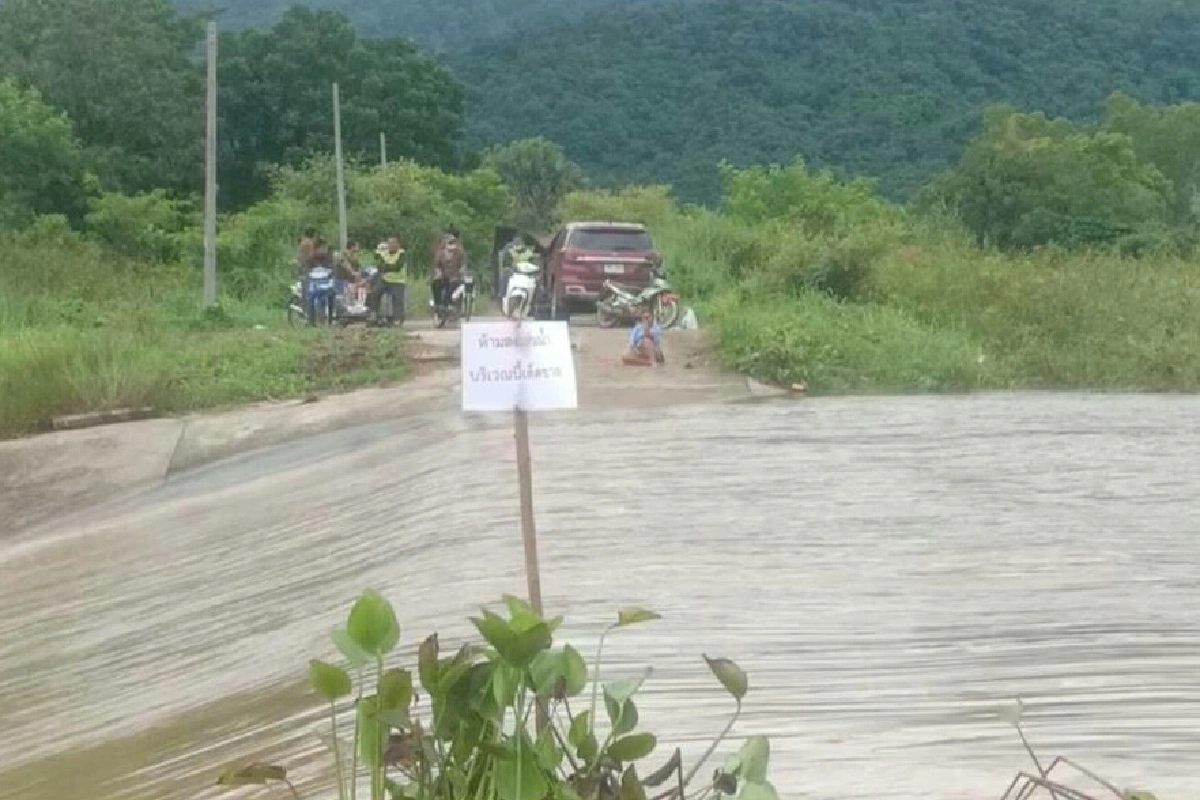 ฝนตกหนักน้ำป่าเขาใหญ่-ทับลานหลากท่วมหมู่บ้านอ.นาดีอ่วมหลายหลัง