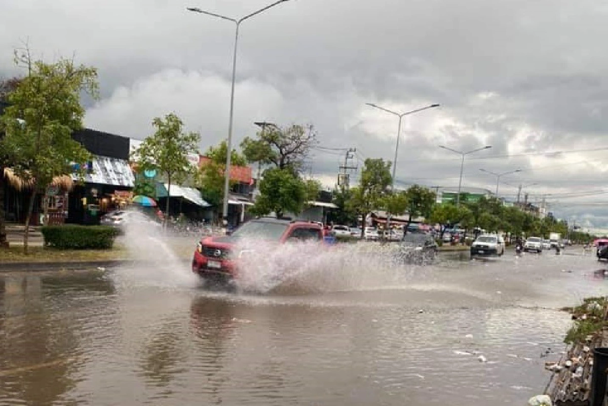 ฝนถล่มเมืองโคราชรถติดยาว2กม.ใช้เรือพายออกจากบ้าน