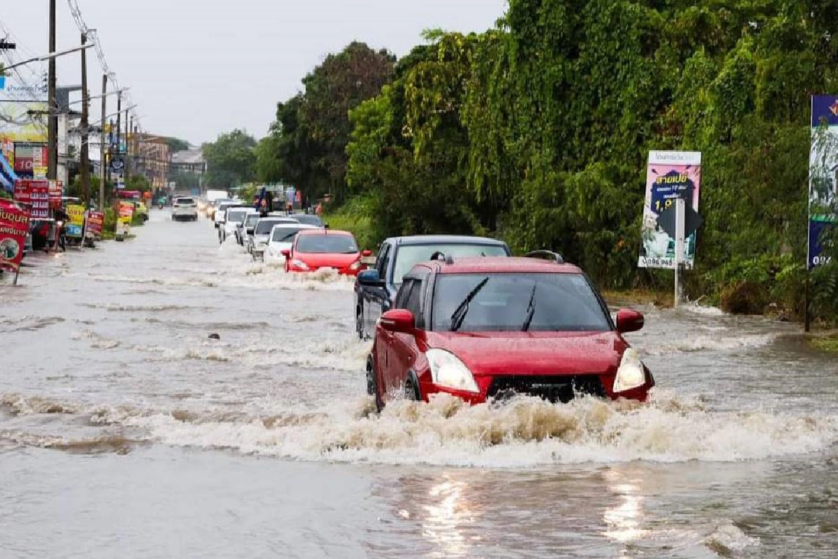 ฝนถล่มเมืองโคราชรถติดยาว2กม.ใช้เรือพายออกจากบ้าน