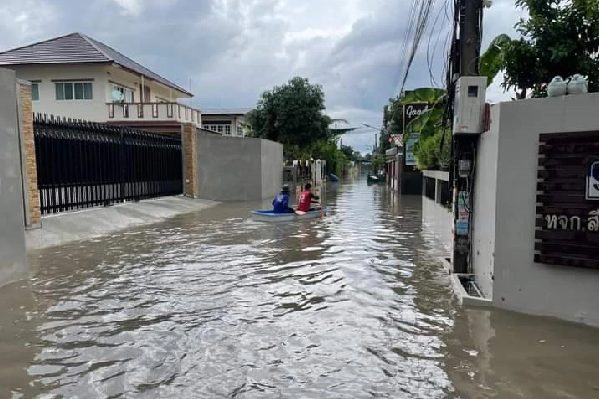 ฝนถล่มเมืองโคราชรถติดยาว2กม.ใช้เรือพายออกจากบ้าน