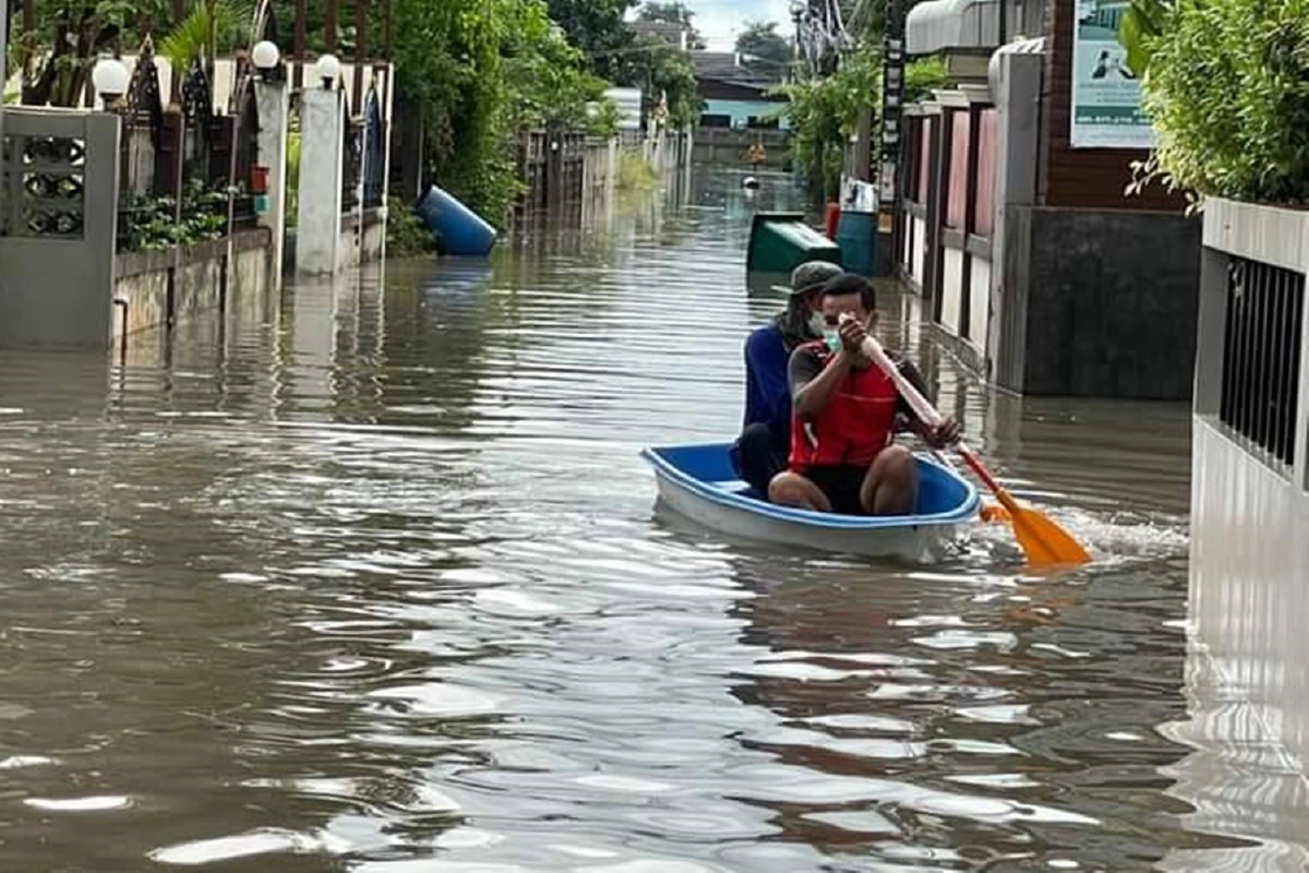 ฝนถล่มเมืองโคราชรถติดยาว2กม.ใช้เรือพายออกจากบ้าน