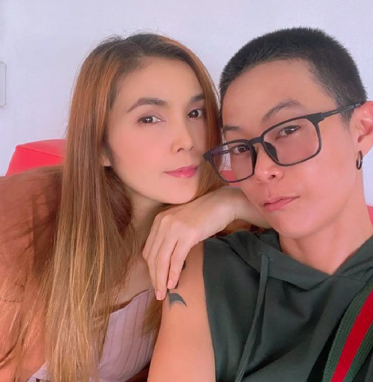 “ฝน ธนสุนธร” กลั้นน้ำตาไม่อยู่! ถูกแฟนสาว “เอ” ทำเซอร์ไพรส์ขอแต่งงาน