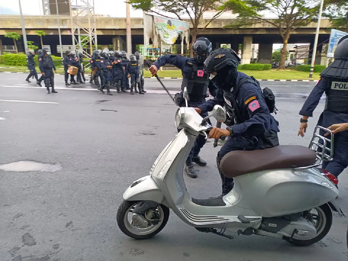 ดินแดงเดือด! ม็อบทะลุแก๊สปะทะจนท.คุมฝูงชน