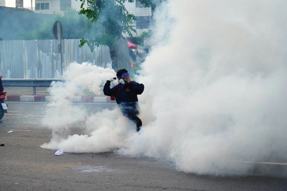 ภาพชุดดินแดงปะทะเดือด! ทะลุแก๊สvsเจ้าหน้าที่คฝ.