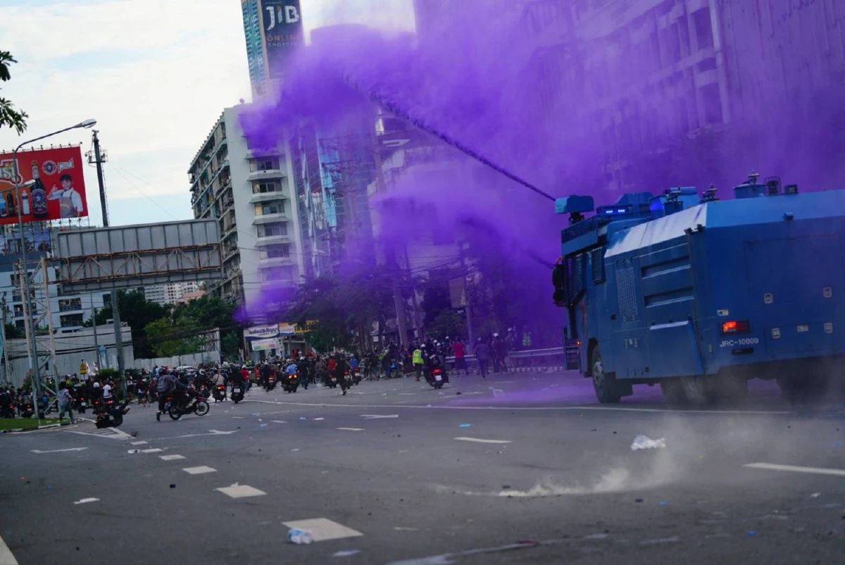 ภาพชุดดินแดงปะทะเดือด! ทะลุแก๊สvsเจ้าหน้าที่คฝ.