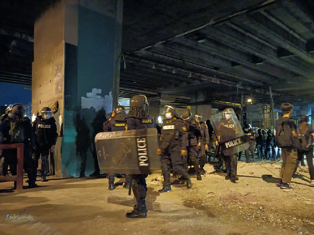 จนท.กระจายกำลังคุมพื้นที่แยกดินแดง ม็อบสลายตัว