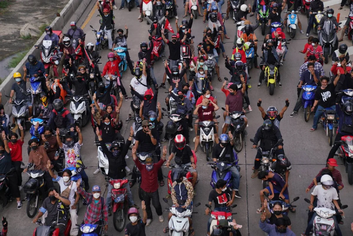 ภาพชุดขบวนคาร์ม็อบเคลื่อนจากแยกเกษตรไปปทุมธานี