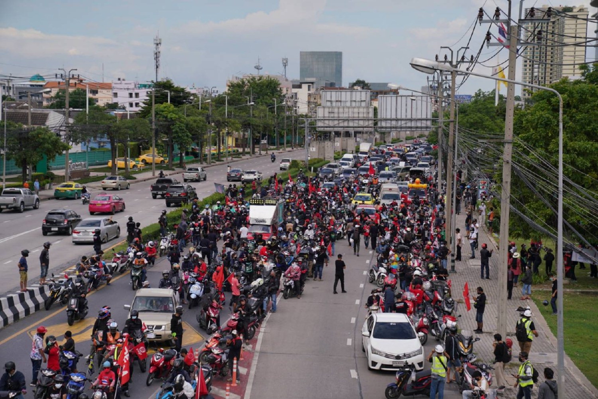 มวลชนรวมตัวอุโมงค์แยกเกษตร เตรียมร่วมขบวนคาร์ม็อบ มวลชนรวมตัวอุโมงค์แยกเกษตร เตรียมร่วมขบวนคาร์ม็อบ