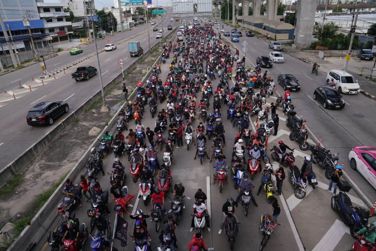 ภาพชุดขบวนคาร์ม็อบเคลื่อนจากแยกเกษตรไปปทุมธานี