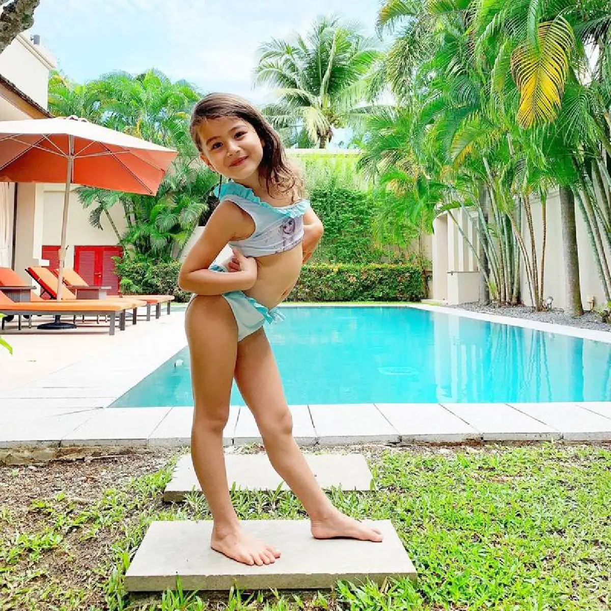 “น้องทาเรีย” ลูกสาว “น้ำฝน กุลณัฐ” โพสท่าจัดเต็มในชุดว่ายน้ำ ปังกว่าแม่อีก!