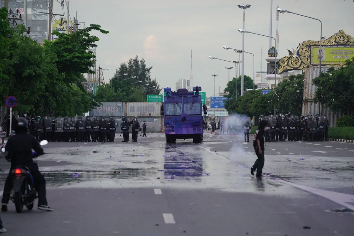 ตร.ฉีดน้ำสีม่วงใส่ม็อบดินแดง พยายามรุกกระชับพื้นที่