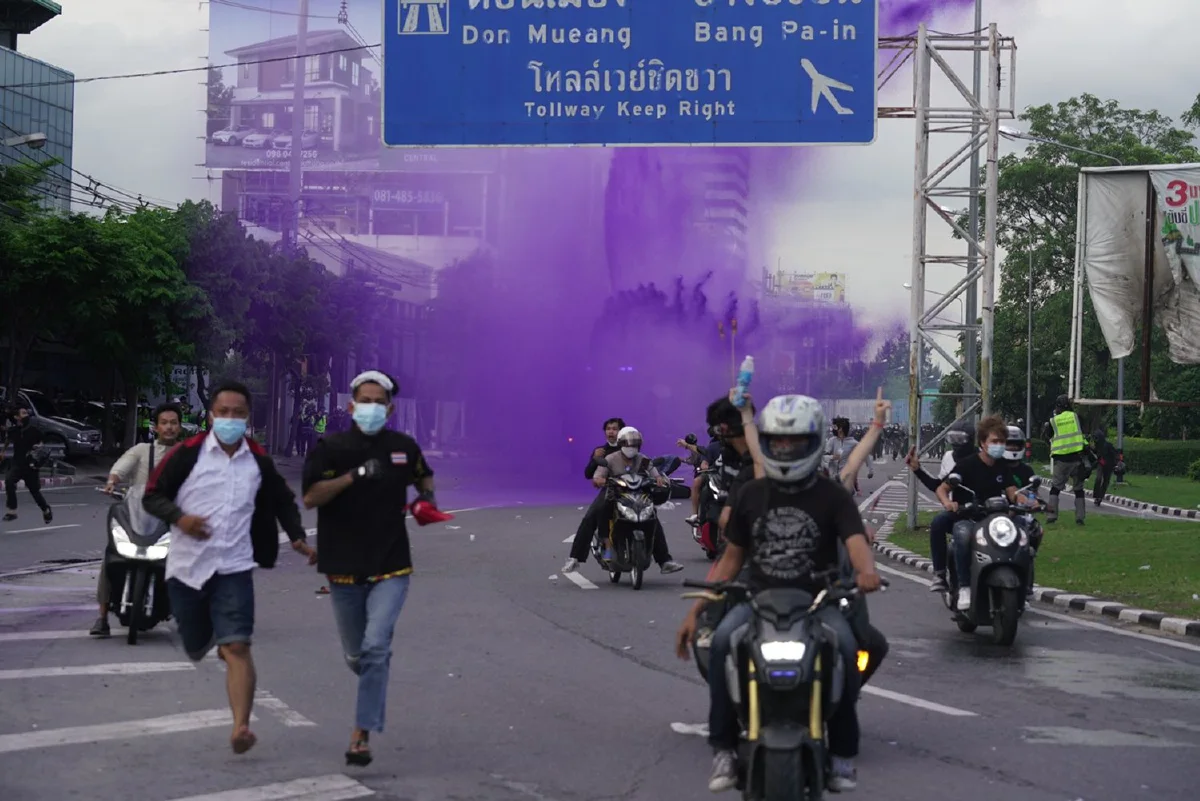 ตร.ฉีดน้ำสีม่วงใส่ม็อบดินแดง พยายามรุกกระชับพื้นที่