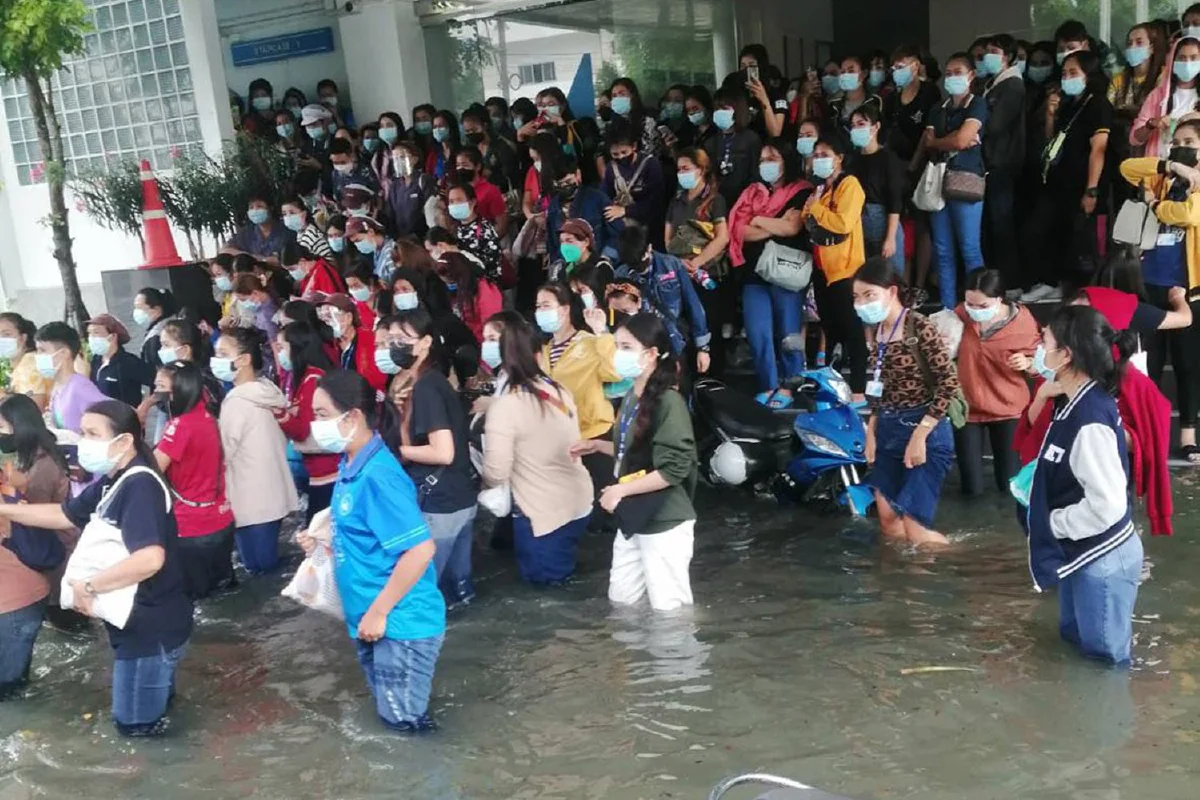 ฝนกระหน่ำกลางดึกทำนิคมฯบางปูน้ำท่วมสูงกว่า1เมตร