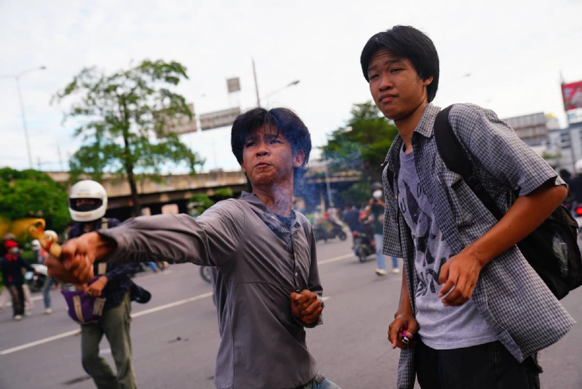 ภาพชุดดินแดงปะทะเดือด! ทะลุแก๊สvsเจ้าหน้าที่คฝ.